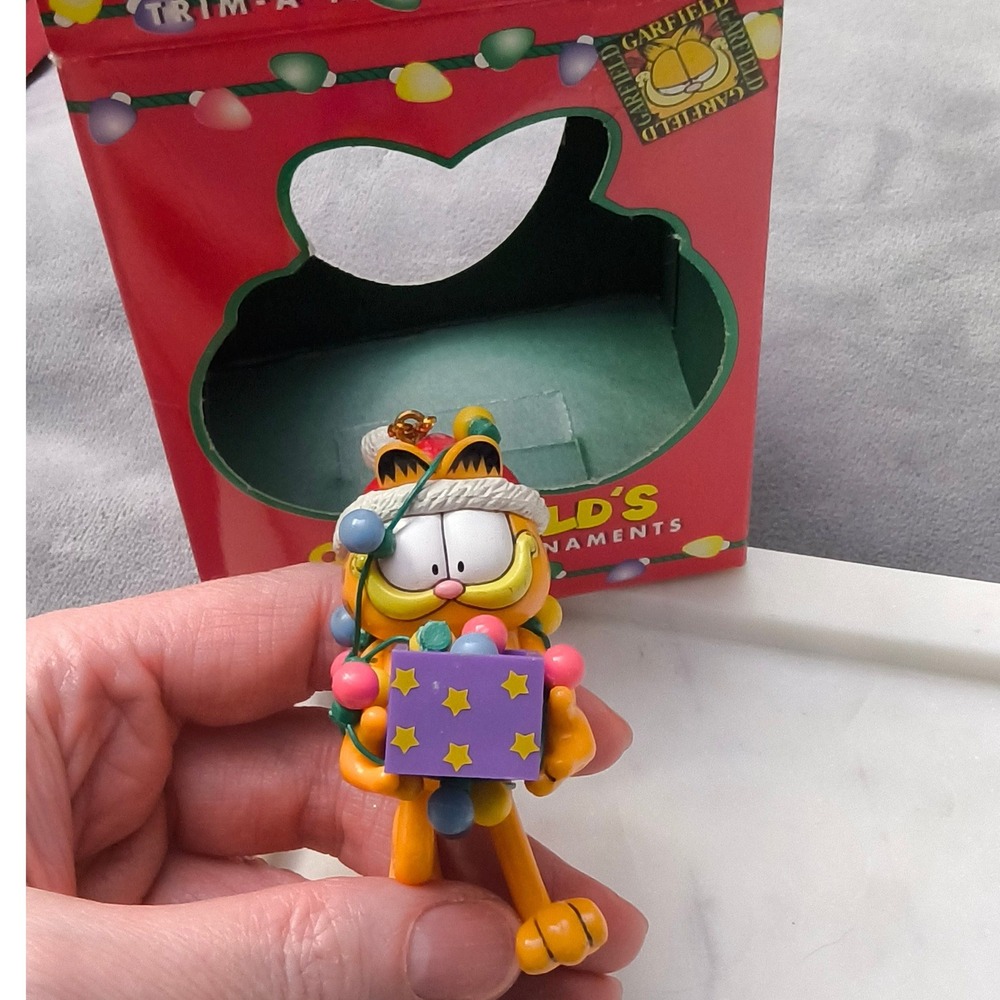 1996 PAWS Garfield Holding a Present Ornament